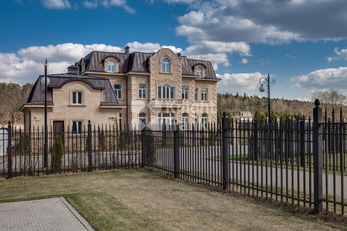 Загородный 🏠 дом 802 м² в поселке Французский квартал на  Новорижском шоссе, цена 102 млн. руб. | Лот hs1415307